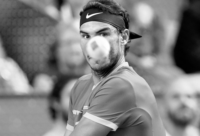 El español Rafael Nadal devuelve la pelota al tenista Nicolás Almagro, ayer, en Roma. Foto: Óscar Del Pozo, AFP