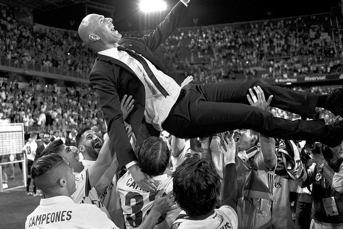 El entrenador de Real Madrid, Zinedine Zidane, y los jugadores, al final del partido con Málaga, ayer, en el estadio La Rosaleda, en Málaga, España. Foto: Sergio Camacho, AFP