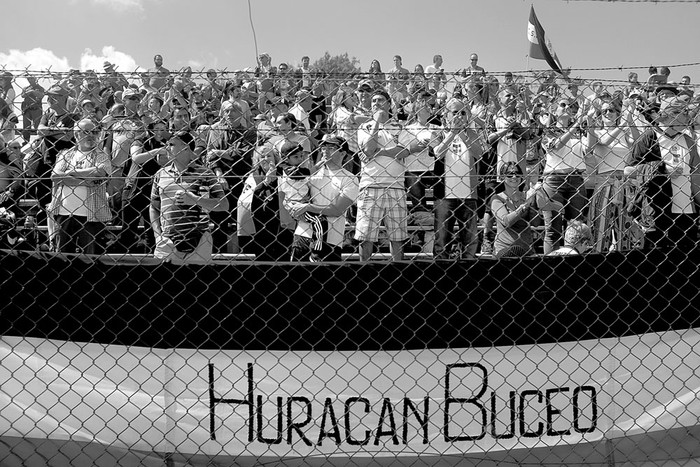Hinchas de Huracán Buceo, en el estadio José Nasazzi. Foto: Pablo Vignali (archivo, marzo de 2017)