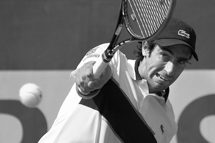 Pablo Cuevas devuelve la pelota al francés Maxime Hamou, durante el partido de Roland Garros , ayer, en París. Foto: Eric Feferberg, AFP