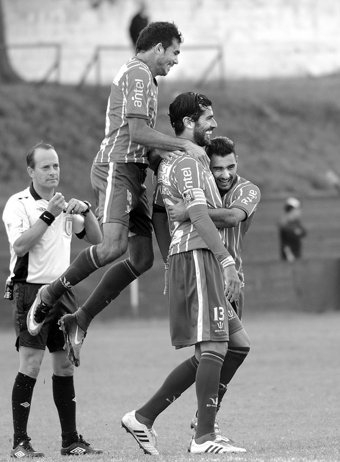 Sebastián Abreu (c), de Central Español, festeja un gol a Miramar Misiones, ayer, en el Parque Palermo. Foto: Pablo Vignali