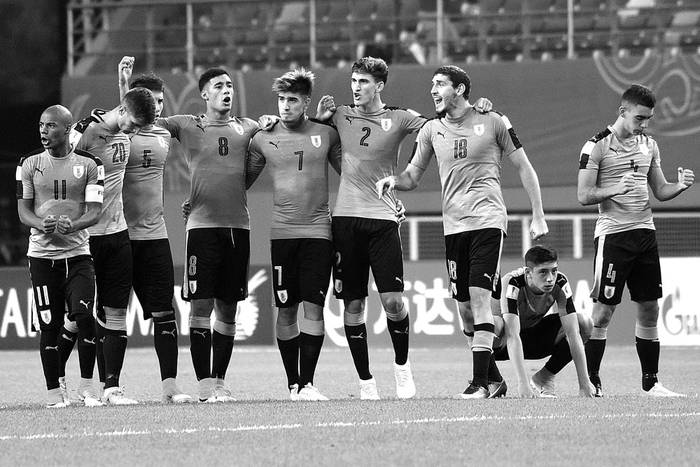 Los jugadores uruguayos durante la tanda de penales, al final del partido con Venezuela, ayer, en Daejeon. / foto: yelim lee, afp