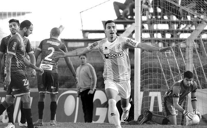 Facundo Peraza festeja un gol de Cerro a Danubio, ayer, en el Parque Capurro. Foto: Pablo Vignali