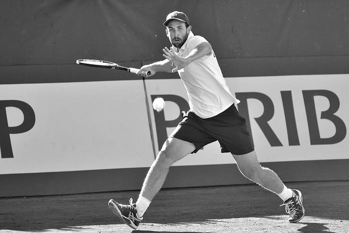 Martín Cuevas, de Uruguay, devuelve la pelota al cubano Omar Hernández, ayer, en el Carrasco Lawn Tennis. Foto: Federico Gutiérrez