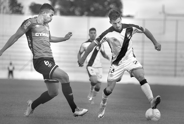 Emanuel Gularte, de Wanderers, y Marcelo Saracchi, de Danubio, ayer, en Jardines del Hipódromo. Foto: Andrés Cuenca