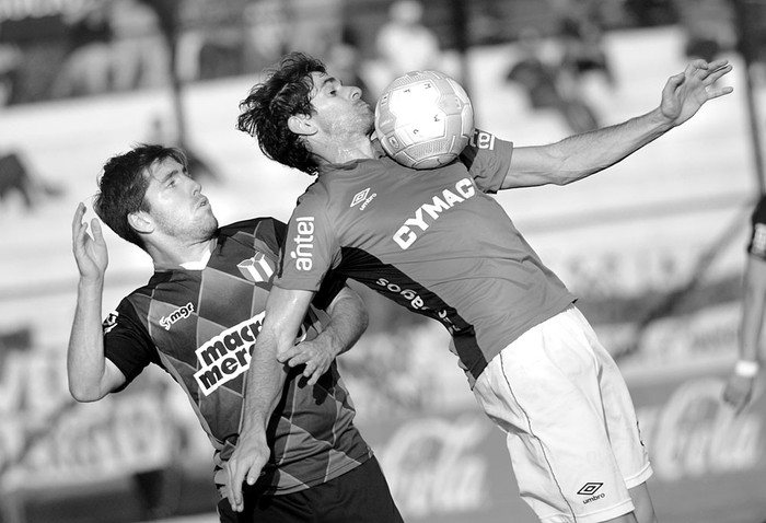 Federico Fernández, de River Plate, y Gastón Bueno, de Wanderers, ayer, en el Parque Viera. Foto: Pablo Vignali