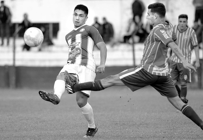 Gonzalo Montes, de Cerro Largo, y Gabriel Motta, de Central Español, ayer, en el Parque Palermo. Foto: Pablo Vignali