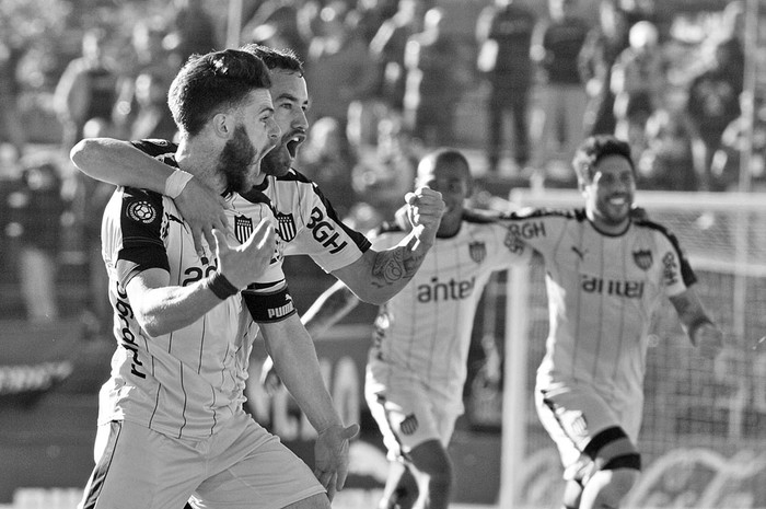 Nahitan Nández y Junior Arias festejan el primer gol de Peñarol, ayer, en el estadio Belvedere. Foto: Federico Gutiérrez