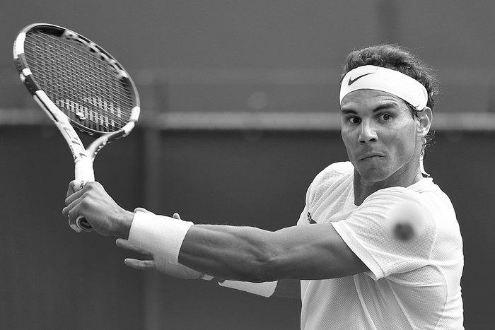 El español Rafael Nadal devuelve la pelota al australiano John Millman, ayer, en Wimbledon, Londres. Foto: Glyn Kirk, AFP