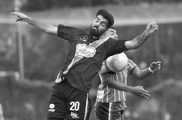 Ignacio Avilés, de Progreso, y Wanderson Silveira, de Central Español, ayer, en el Parque Palermo. Foto: Pablo Vignali