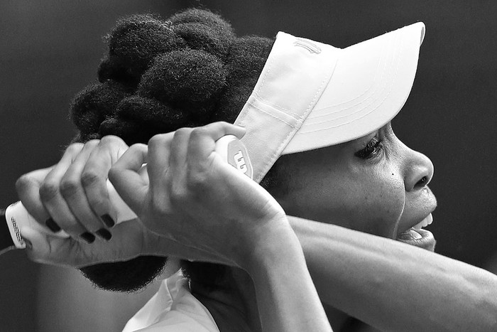 La estadounidense Venus Williams juega con la británica Johanna Konta, ayer, en Wimbledon. Foto: Adrian Dennis, AFP