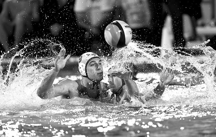 El croata Maro Jokovic (d) y el serbio Nikola Jaksic durante un partido semifinal de waterpolo, ayer, en el campeonato mundial FINA 2017, en Budapest. Foto: Attila Kisbenedek, AFP