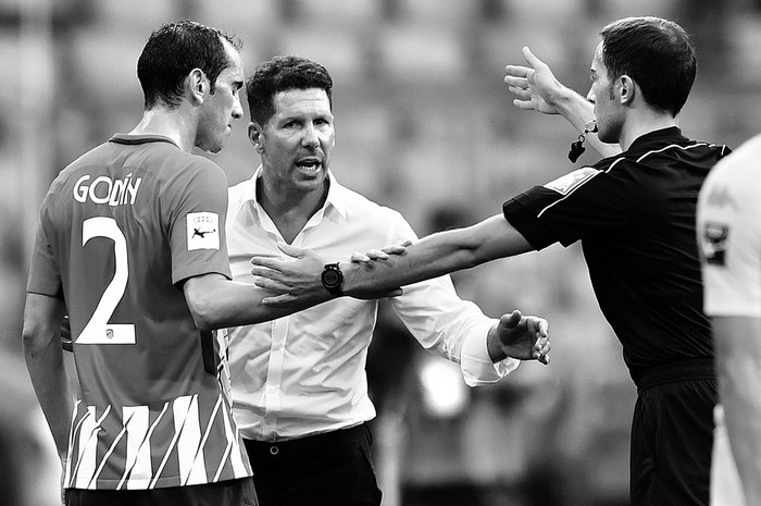 Diego Godín, de Atlético de Madrid; el entrenador, Diego Simeone; y el juez Benjamin Brand, al momento de la expulsión del uruguayo, durante el partido con Napoli, ayer, en Múnich. Foto: Christof Stache, AFP