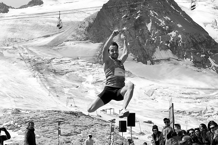 El uruguayo Emiliano Lasa compite en salto largo, ayer, en Tignes, a 3.032 metros de altura, en los Alpes franceses. Foto: Jean-Pierre Clatot, AFP