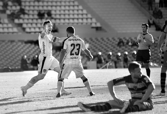 Cristian Rodríguez y Walter Gargano festejan el tercer gol de Peñarol a El Tanque Sisley, ayer, en el estadio Centenario. Foto: Andrés Cuenca