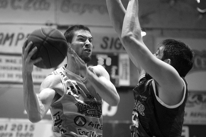 Facundo Medina de Cordón y Martín López de Miramar, anoche, en la cancha de Cordón. Foto: Andrés Cuenca