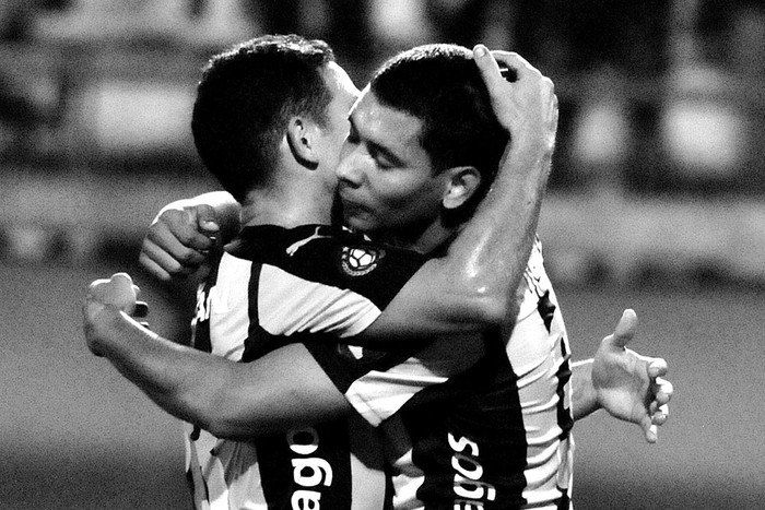 Walter Gargano y Cristian Palacios festejan el segundo gol de Peñarol a Wanderers, el sábado, en el Campeón del Siglo. Foto: Federico Gutiérrez