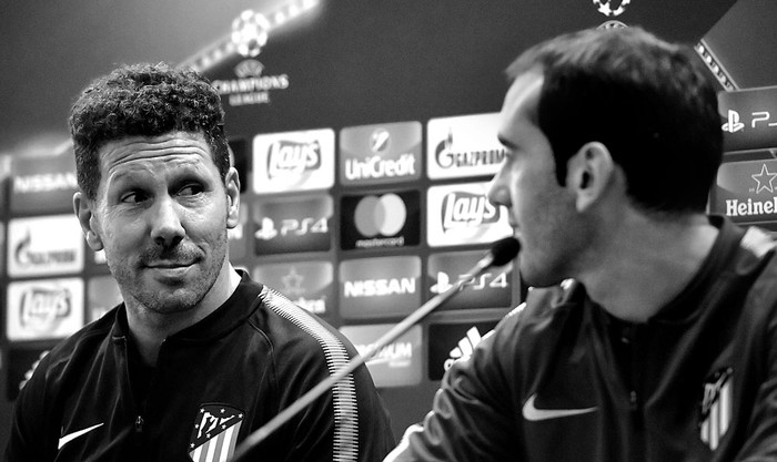 Diego Simeone, entrenador de Atlético de Madrid, y el defensa Diego Godín, durante una rueda de prensa, ayer, en el estadio Olímpico de Roma. Foto: Tiziana Fabi, AFP