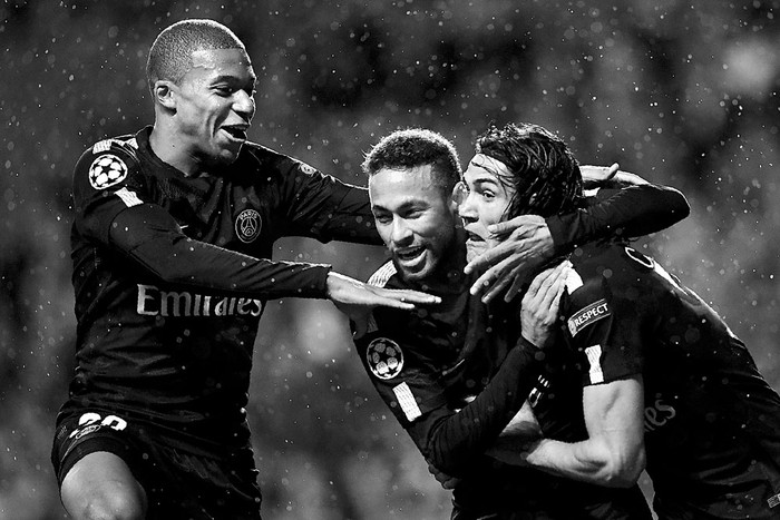 Kylian Mbappé (i), Neymar (c) y Edinson Cavani, de Paris Saint-Germain, festejan un gol a Celtic, ayer, en Glasgow. Foto: Franck Fife, AFP