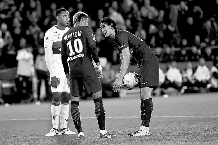 Neymar y Edinson Cavani, de Paris Saint-Germain, el domingo, en el Parque de los Príncipes. Foto: Christophe Simon, AFP