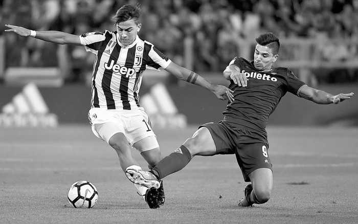 Paulo Dybala, de Juventus (i), y Giovanni Simeone, de Fiorentina, ayer, en el estadio Allianz de Turín. Foto: Alberto Pizzoli, AFP