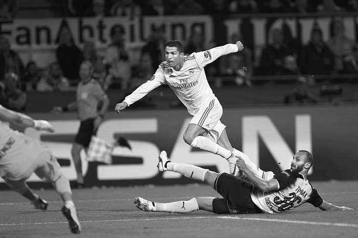 Cristiano Ronaldo, de Real Madrid, anota un gol a Borussia Dortmund, ayer, en Alemania. Foto: Patrik Stollarz, AFP