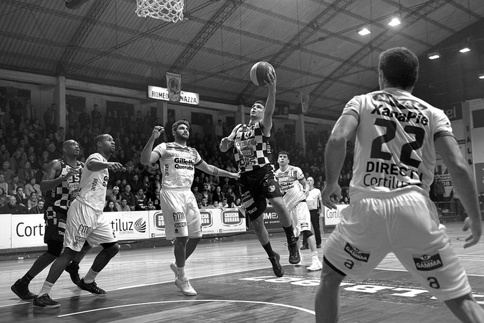 Matías Nicoletti (c), de Larre Borges, durante el partido con Aguada, ayer, en la cancha de Larre Borges. Foto: Andrés Cuenca