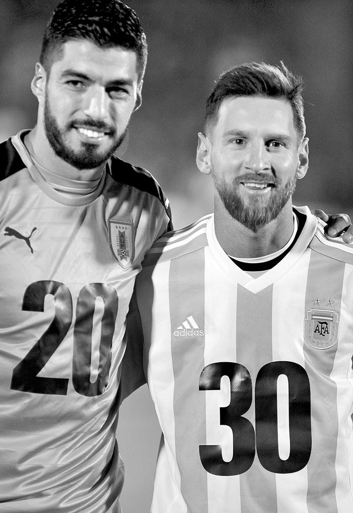 Luis Suárez y Lionel Messi, en el estadio Centenario. (Archivo, agosto 2017) Foto: Dante Fernández, AFP