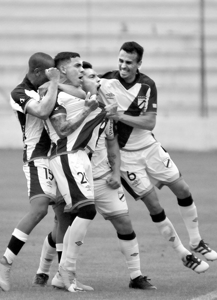 Jugadores de Danubio festejan un gol a Sudamérica, ayer, en Jardines del Hipódromo. Foto: Federico Gutiérrez 