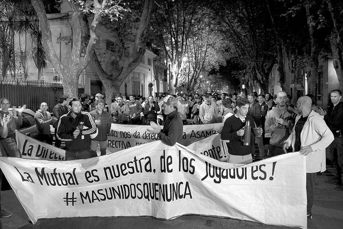 Movilización de futbolistas, ayer, frente a la Mutual. Foto: Andrés Cuenca