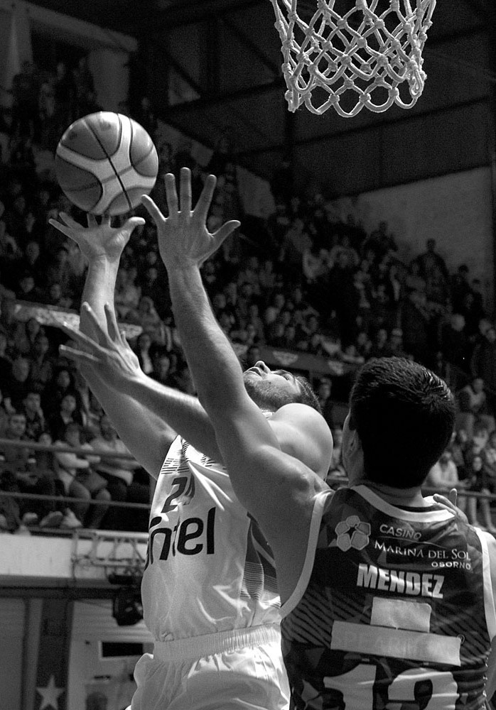 Federico Pereiras, de Aguada y Nelson Méndez de Osorno, de Chile, ayer, en la cancha de Aguada. Foto: Andrés Cuenca