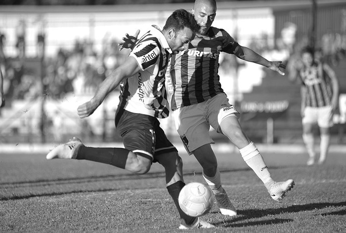 Sergio Blanco, de Wanderers, y Christian Almeida, de Liverpool, ayer, en el Parque Viera. Foto: Andrés Cuenca