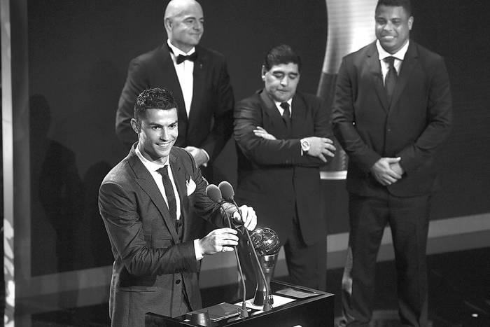 El portugués Cristiano Ronaldo, delantero de Real Madrid, recibe el trofeo al Mejor Jugador que otorga la FIFA, ayer, en Londres. Foto: Ben Stansall, AFP