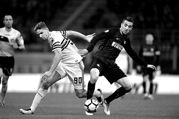 Gastón Ramírez, de Sampdoria, y Matías Vecino, de Inter de Milán, ayer, en el estadio San Siro de Milán. Foto: Miguel Medina, AFP