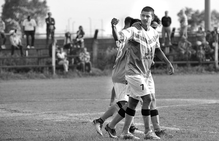 Raúl Molina festeja el primer gol de Uruguay Montevideo a Bella Vista, ayer, en el Parque ANCAP. Foto: Federico Gutiérrez