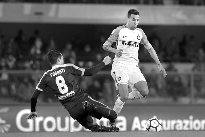 Matías Vecino, de Inter de Milán, y Marco Fossati, de Hellas Verona, ayer, en el estadio Bentegodi, de Verona. Foto: Miguel Medina, AFP