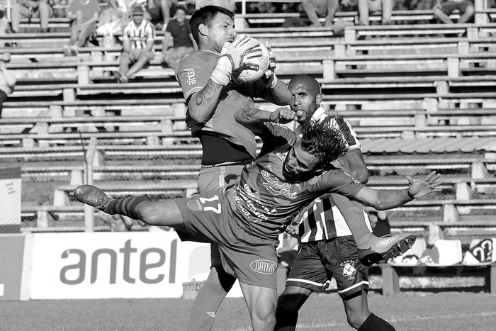 El arquero de Wanderers, Martín Rodríguez, y Mauro Vila, de Boston River, ayer, en el estadio José Nasazzi. Foto: Pablo Vignali