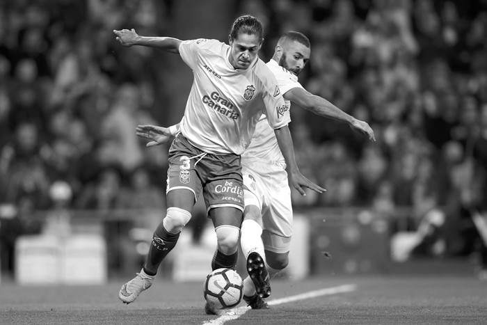 Mauricio Lemos, de Las Palmas, y Karim Benzema, de Real Madrid, el domingo, en el estadio Santiago Bernabéu, en Madrid. Foto: Gabriel Bouys, AFP