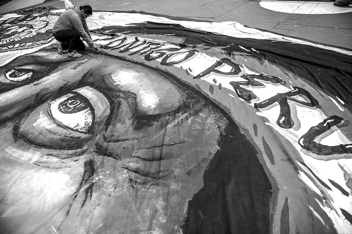 Hinchas de la selección peruana confeccionan una bandera gigante para el partido con Nueva Zelanda, ayer, en Lima. Foto: Ernesto Benavides, AFP