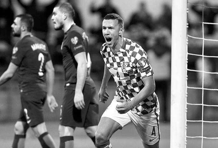 Ivan Perisic festeja un gol de Croacia a Grecia, ayer, en el estadio Maksimir, en Zagreb. Foto: AFP, s/d de autor