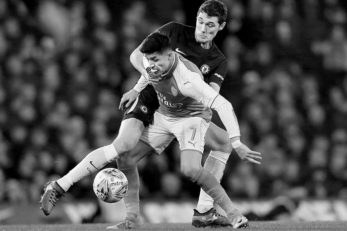 Alexis Sánchez, de Arsenal, y Andreas Christensen, de Chelsea, ayer, en Londres. Foto: Ian Kington, AFP