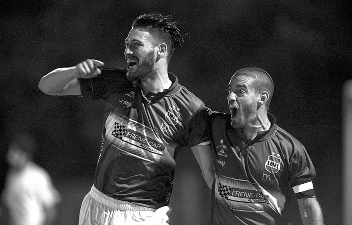 Gabriel Chaine junto a Marcelo Martínez, tras convertir el primer gol de Lavalleja Capital a Canelones del Este, el sábado, en el estadio Municipal de Pando. Foto: Fernando Morán