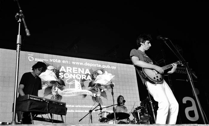 Sebastian Coustiel y su banda, el jueves 22 en el estadio Arenas del Plata. Foto: Federico Gutiérrez.