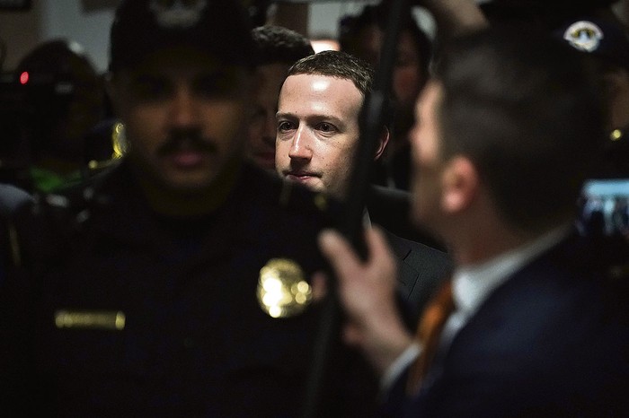 Mark Zuckerberg, director general de Facebook, es escoltado por la Policía del Capitolio antes de una reunión con la senadora estadounidense Dianne Feinstein, ayer, en Washington.  · Foto: Alex Wong