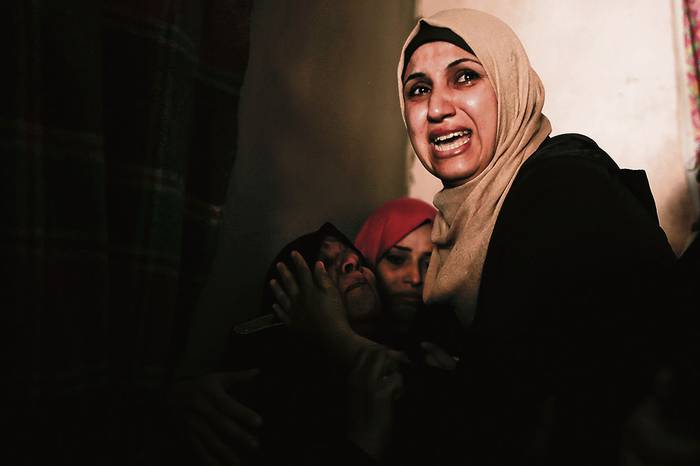 Familiares del palestino Moein Al-Saai, que murió durante una protesta en la frontera entre Israel y Gaza, durante su funeral en la ciudad de Gaza.
 · Foto: Mahmud Hams