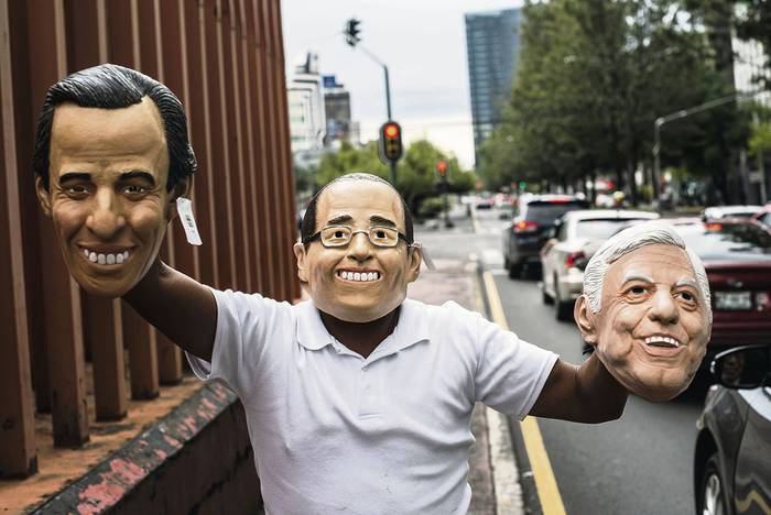 Un vendedor ofrece máscaras de los candidatos presidenciales mexicanos, ayer, en Ciudad de México. · Foto: Pedro Pardo