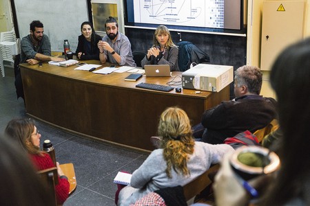 Esteban Moreira, Lucía Gulisano, Daniel Marquez y Mónica Reina, durante el seminario Identidad y cuerpo. Abordando la salud de las personas trans, en el Hospital de Clínicas. · Foto: Mariana Greif Esteban Moreira, Lucía Gulisano, Daniel Marquez y Mónica Reina, durante el seminario Identidad y cuerpo. Abordando la salud de las personas trans, en el Hospital de Clínicas. · Foto: Mariana Greif