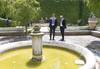 Pedro Sánchez, primer ministro español, y Quim Torra, presidente regional catalán, ayer, frente a la fuente Machado en el Palacio de la Moncloa, en Madrid.
foto: fernando calvo, ministerio de la presidencia español Pedro Sánchez, primer ministro español, y Quim Torra, presidente regional catalán, ayer, frente a la fuente Machado en el Palacio de la Moncloa, en Madrid.
foto: fernando calvo, ministerio de la presidencia español