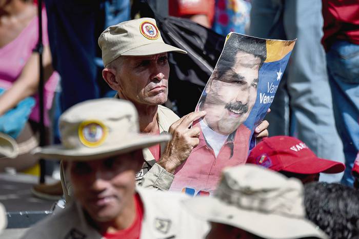 Miembros de la milicia bolivariana y activistas progubernamentales de Venezuela manifiestan su apoyo al presidente venezolano, Nicolás Maduro, ayer, frente al palacio presidencial de Miraflores, en Caracas. · Foto: Federico Parra