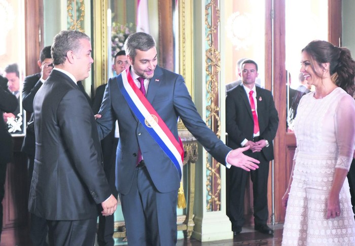 Mario Abdo Benítez (c), nuevo presidente de Paraguay, presenta a su esposa Silvana López al presidente colombiano Iván Duque, ayer, en el palacio presidencial de Asunción. Foto: Daniel Duarte, AFP.